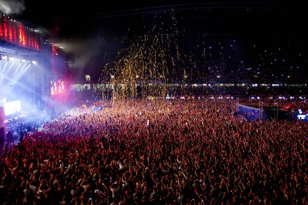 CLUJ-NAPOCA, ROMANIA - 3 AĞUSTOS 2015: Avrupa Gençlik Başkentinde düzenlenen Anlatılmamış Festivalde kalabalık eğleniyor