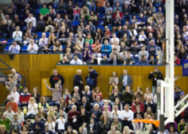 Basketbol sahasındaki kalabalığın geçmişi bulanık.