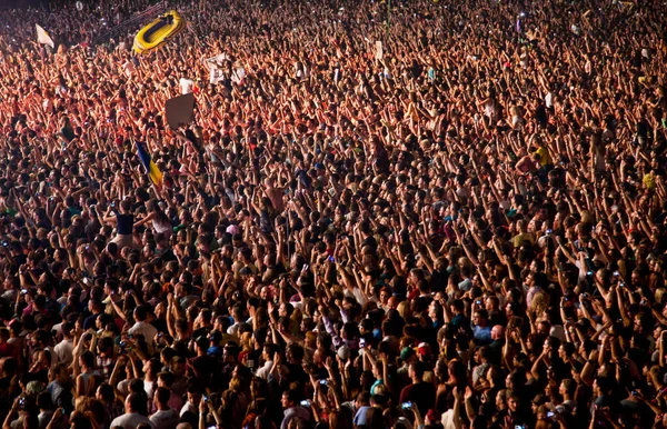 CLUJ-NAPOCA, ROMANIA - 3 AĞUSTOS 2015: Avrupa Gençlik Başkentinde düzenlenen Anlatılmamış Festivalde kalabalık eğleniyor