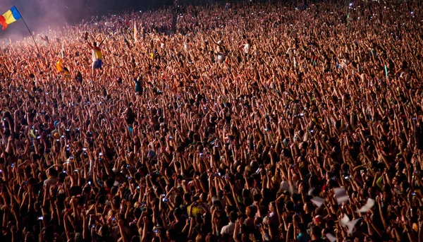 CLUJ-NAPOCA, ROMANIA - 3 AĞUSTOS 2015: Avrupa Gençlik Başkentinde düzenlenen Anlatılmamış Festivalde kalabalık eğleniyor