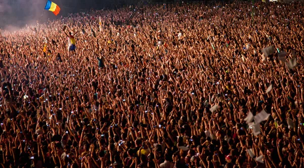 CLUJ-NAPOCA, ROMANIA - 3 AĞUSTOS 2015: Avrupa Gençlik Başkentinde düzenlenen Anlatılmamış Festivalde kalabalık eğleniyor