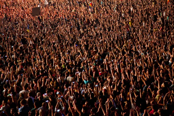 CLUJ-NAPOCA, ROMANIA - 3 AĞUSTOS 2015: Avrupa Gençlik Başkentinde düzenlenen Anlatılmamış Festivalde kalabalık eğleniyor