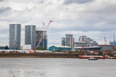 Londra 'nın ana finans bölgesi olan ve HSBC ve City Bank gibi uluslararası bankaları bulunan Canary Wharf' taki Riverside apartmanı ve iş binaları