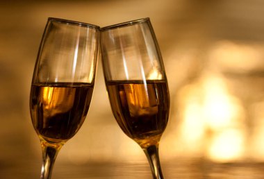 Şampanyayla kadeh tokuşturma manzarasını kapat.