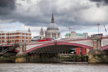 LONDON, İngiltere - Mayıs 2016: Londra Köprüsü Parça Parçası ve Thames Nehri ile Güney Londra manzarası