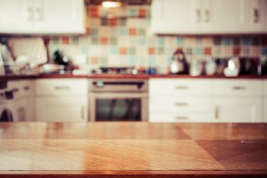 Mutfağın içi, peçetesi ve masası bulanık.