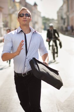 Bisiklet süren ve şehirde koşan iş adamları