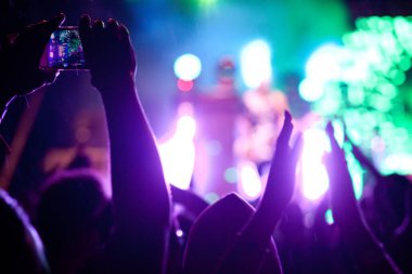 Konserde el kaldıran kalabalık - yaz müzik festivali