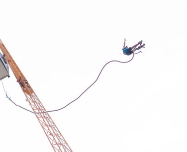 Adam ipte zıplıyor