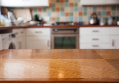 Mutfağın içi, peçetesi ve masası bulanık.