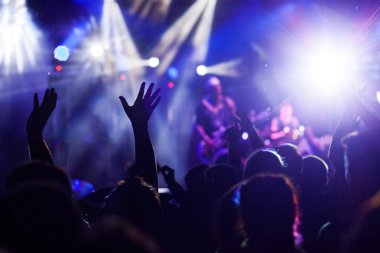 Konserde el kaldıran kalabalık - yaz müzik festivali