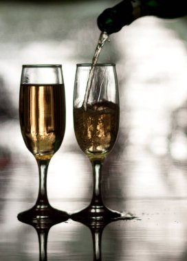 Şampanyayı bardağa doldur, kapat manzarayı