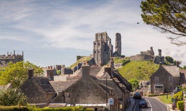 CORFE CASTLE, İngiltere - 1 Haziran 2017: Corfe Köyü ve Corfe Kalesi kalıntıları, Swanage, Dorset, Güney İngiltere