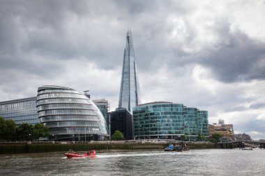 LONDON, İngiltere - Mayıs 2016: Londra Köprüsü Parça Parçası ve Thames Nehri ile Güney Londra manzarası