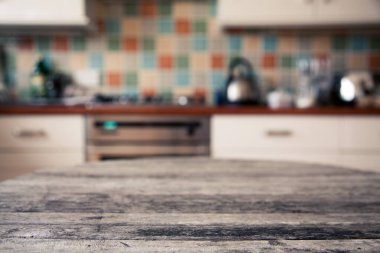 Mutfağın içi, peçetesi ve masası bulanık.