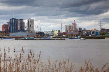 LONDON, İngiltere - 20 Mayıs Kuzey Greenwich 'teki Riverside apartmanı ve iş binaları