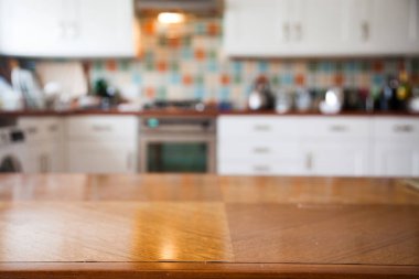 Mutfağın içi, peçetesi ve masası bulanık.