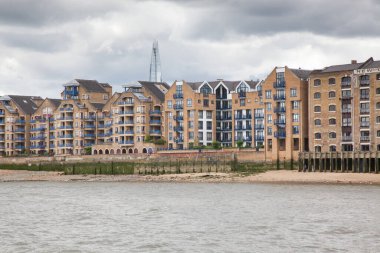 Londra 'nın ana finans bölgesi olan Canary Wharf' taki Riverside apartmanı ve iş binaları HSBC ve City Bank gibi birçok uluslararası bankaya sahiptir.