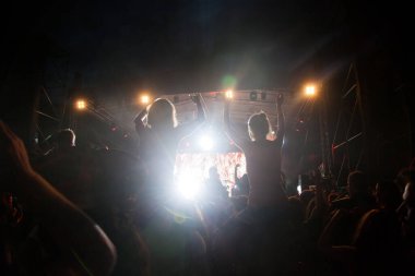 Konserde el kaldıran kalabalık - yaz müzik festivali