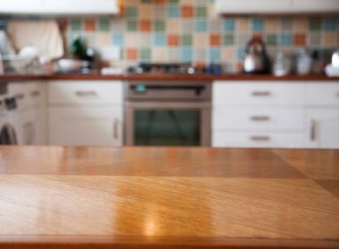 Mutfağın içi, peçetesi ve masası bulanık.