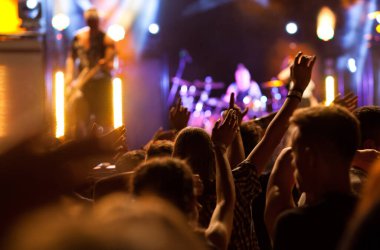 Konserde el kaldıran kalabalık - yaz müzik festivali