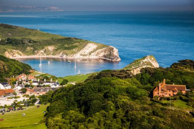İngiltere 'nin güney Devon kentinde Jurassic sahilinde Lulworth Koyu