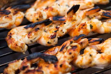 Bahçede barbekü - yaz - karidesler ve sebzeler şişte