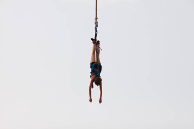 Adam ipte zıplıyor