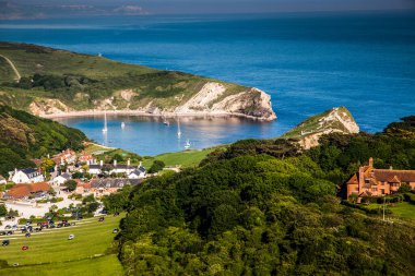 İngiltere 'nin güney Devon kentinde Jurassic sahilinde Lulworth Koyu