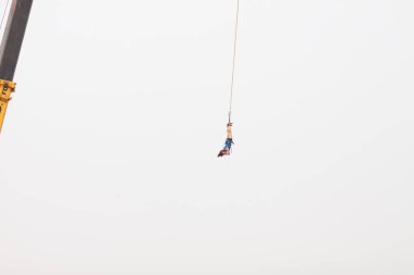 Kadın ipte zıplıyor