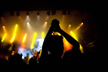 Konserde el kaldıran kalabalık - yaz müzik festivali