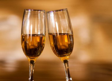 Şampanyayla kadeh tokuşturma manzarasını kapat.