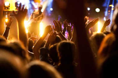 Konserde el kaldıran kalabalık - yaz müzik festivali