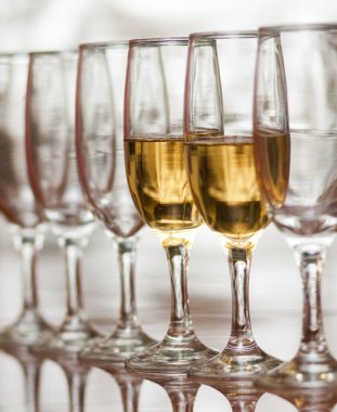 Şampanya kadehlerinin yakın görüntüsü