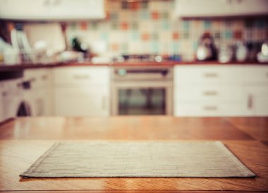 Mutfağın içi, peçetesi ve masası bulanık.