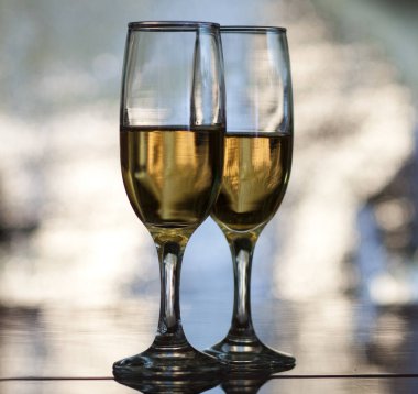 Bulanık arkaplanda şampanya olan bardakların görüntüsünü kapat.