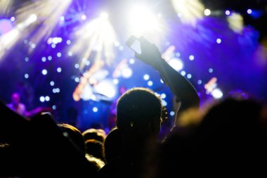 Konserde el kaldıran kalabalık - yaz müzik festivali