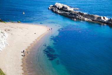 İngiltere, Dorset 'in Jurassic Sahili' nde güzel, gizli bir sahil.