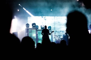 Konserde el kaldıran kalabalık - yaz müzik festivali