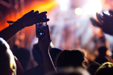 Konserde el kaldıran kalabalık - yaz müzik festivali