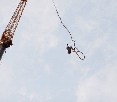 Adam ipte zıplıyor