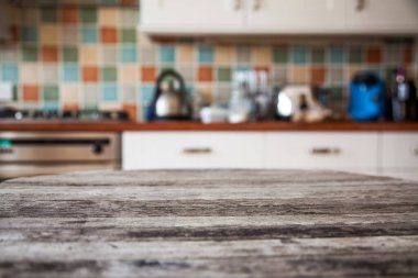 Mutfağın içi, peçetesi ve masası bulanık.