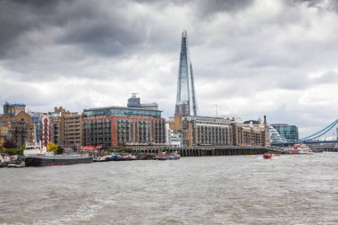 London Skyline with Tower Bridge ve The Shard skyscraper Thames 'den görüldü.