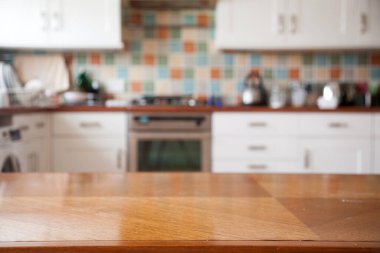 Mutfağın içi, peçetesi ve masası bulanık.