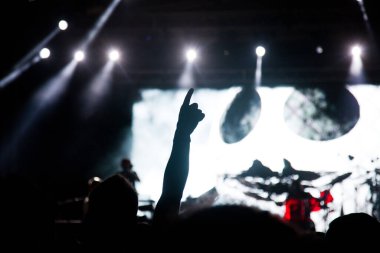 Konserde el kaldıran kalabalık - yaz müzik festivali