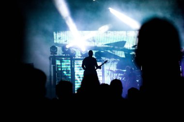 Konserde el kaldıran kalabalık - yaz müzik festivali