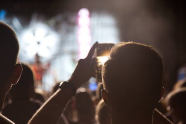 Konserde el kaldıran kalabalık - yaz müzik festivali