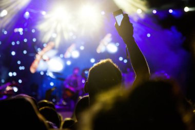 Konserde el kaldıran kalabalık - yaz müzik festivali