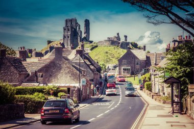 CORFE CASTLE, İngiltere - 1 Haziran 2017: Corfe Köyü ve Corfe Kalesi kalıntıları, Swanage, Dorset, Güney İngiltere