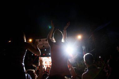 Konserde el kaldıran kalabalık - yaz müzik festivali